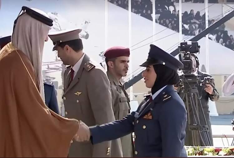 ombada_sd's tweet photo. تخريج أول فتاة قطرية كطيار مقاتل ملازم طيار الجازي ناصر محمد النصر خلال حفل تخريج الدفعة 7 من طلبة كلية الزعيم الجوية https://t.co/Fg1XOOv1eL