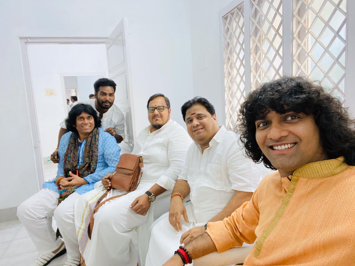 Republic Day Concert At The Raj Bhavan, Chennai For The Honourable Governor Shri. Banwarilal Purohit, Chief Minister Shri.Edappadi K. Palanisamy And Other State Ministers of Tamil Nadu Along with Praveen Narayan And Shree Sundarkumar B.

#mandolin #mandolinurajesh