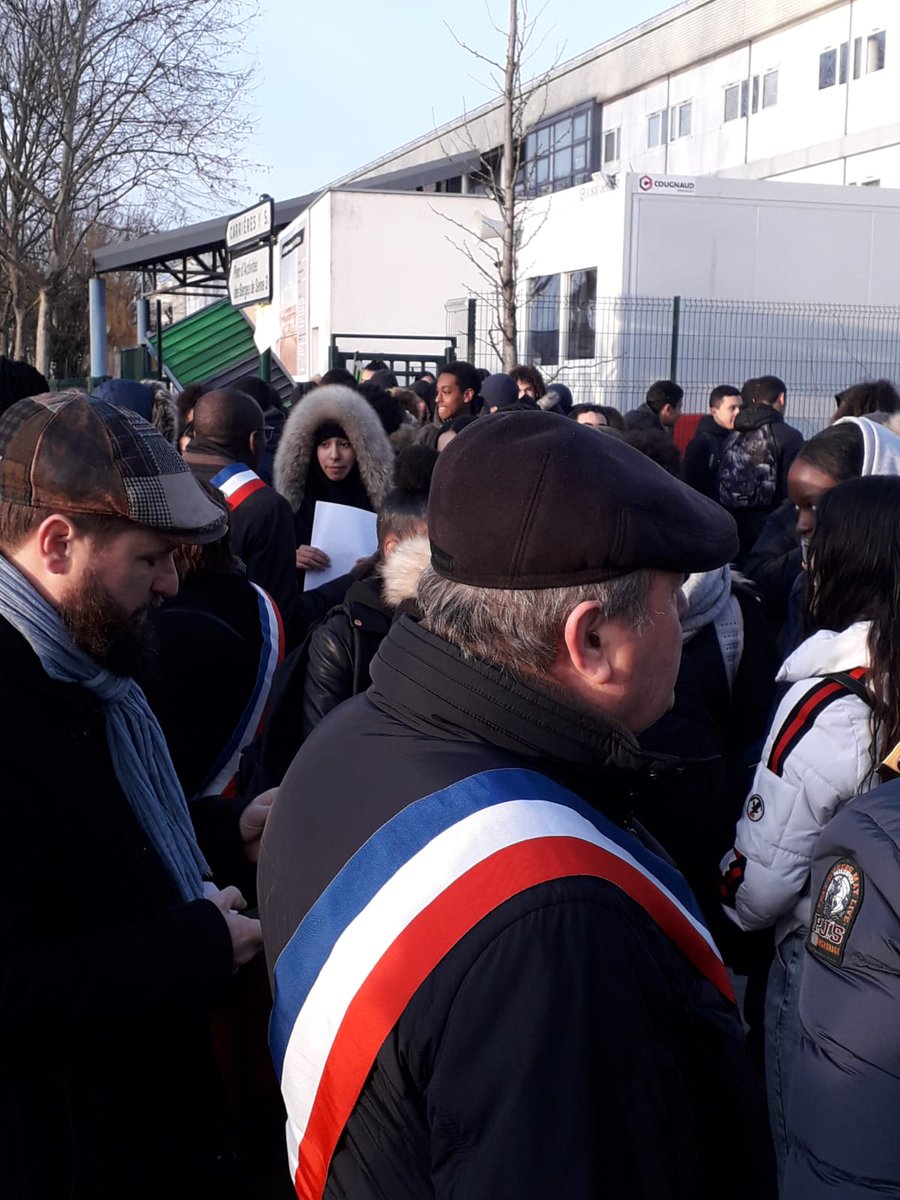 villedebezons's tweet photo. [En direct] Au lendemain des violences policières subies par les lycéens de #Bezons, plusieurs élus étaient présents ce matin devant l'établissement, pour les soutenir et échanger avec eux sur la réforme du bac contre laquelle ils protestent. https://t.co/5ZflQo6scK