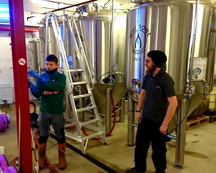 crookedbrewltd's tweet photo. Brewday with @WishboneBrewery #craftbeer #breewing #bipa https://t.co/FkJ8lNNpdf