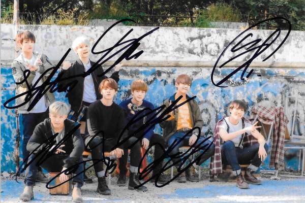 cafeko__army's tweet photo. BTSプレゼント企画🎁

直筆サイン入り生写真を
1名様にプレゼント✨

■応募方法
・フォロー
・RT https://t.co/nTfeJYkeUG