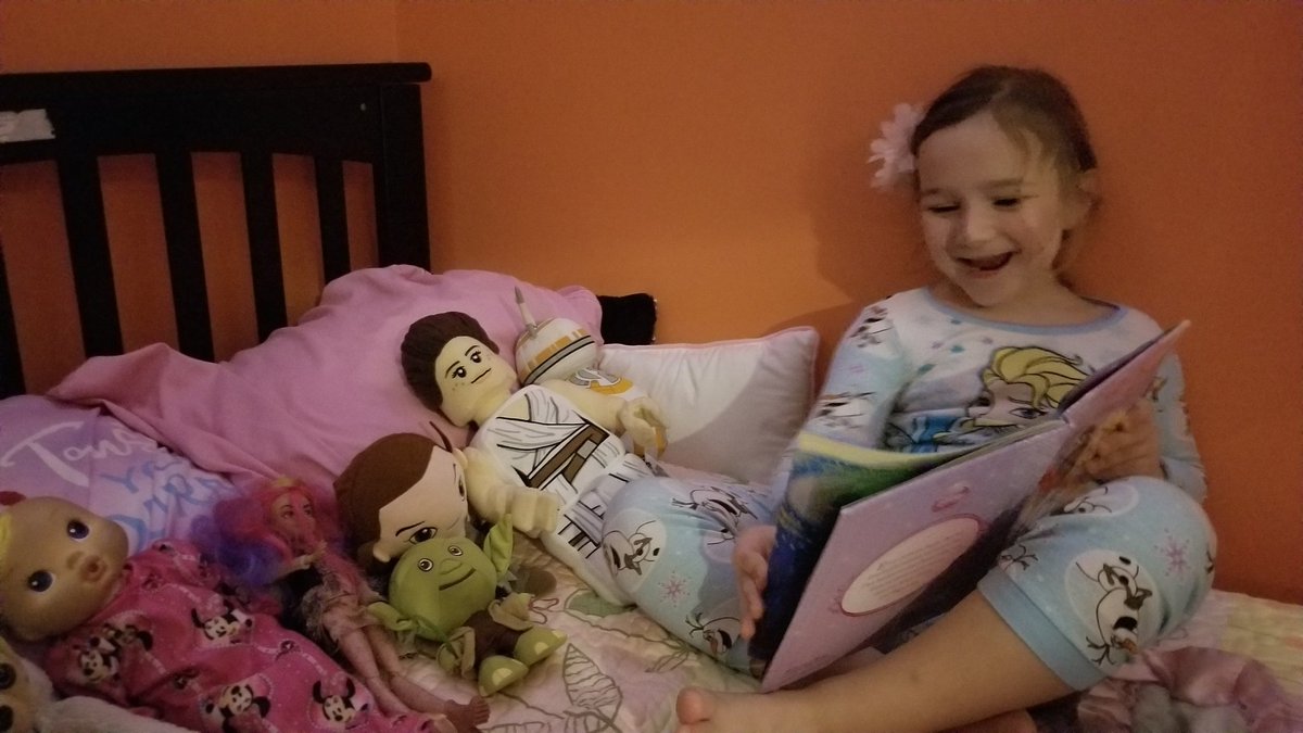 Steelers5886's tweet photo. Just reading to all her friends! @FerndaleEarlyEd #AACPSReadWithMe https://t.co/o9fzqbuUen