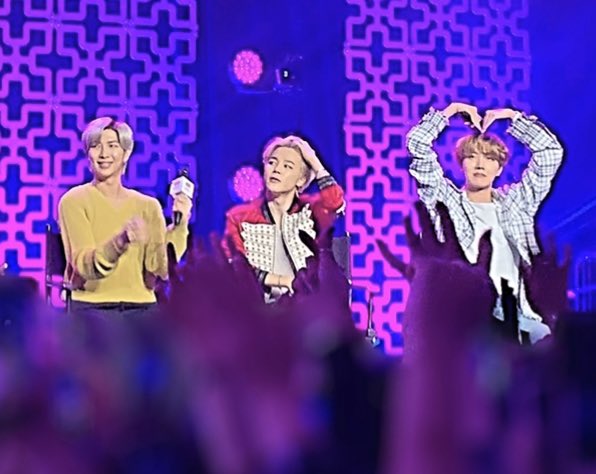 HistoftheBatman's tweet photo. After covering #iHeartBTS last night for @HotTopic, Iโm understanding the excitement for #BTSxCorden ๐๐ผ๐ฅ #BTS @iHeartRadio #BTSxHT https://t.co/oEctgdjAPc
