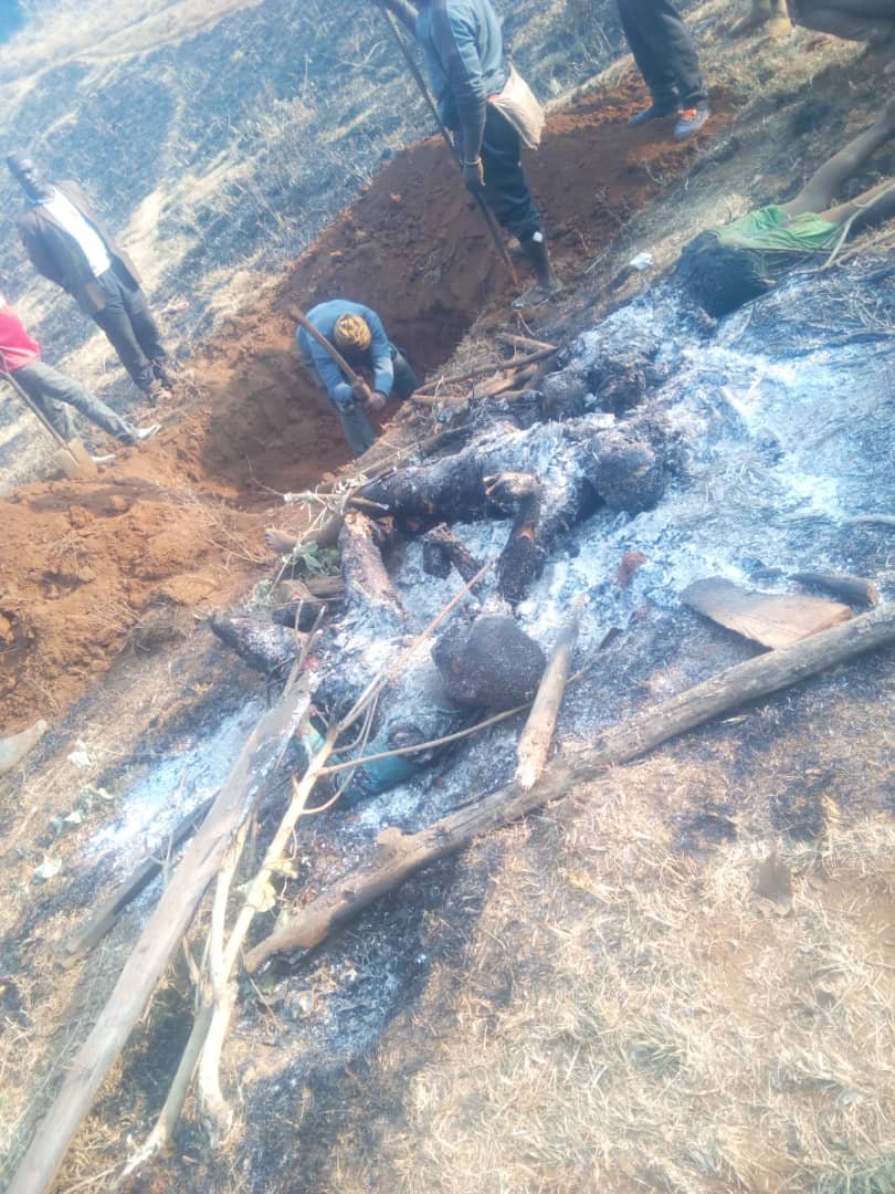 KSNewuh's tweet photo. This is what the so-called 'Special Status' means to English-Speaking #Cameroonians
They died in an unusually (special) horrible manner and they are being buried in mass graves, which also makes them special. @CameroonPm237 
#PoliticalTransition #EndTheViolence #InclusiveDialogue https://t.co/vBTTcxkkdt