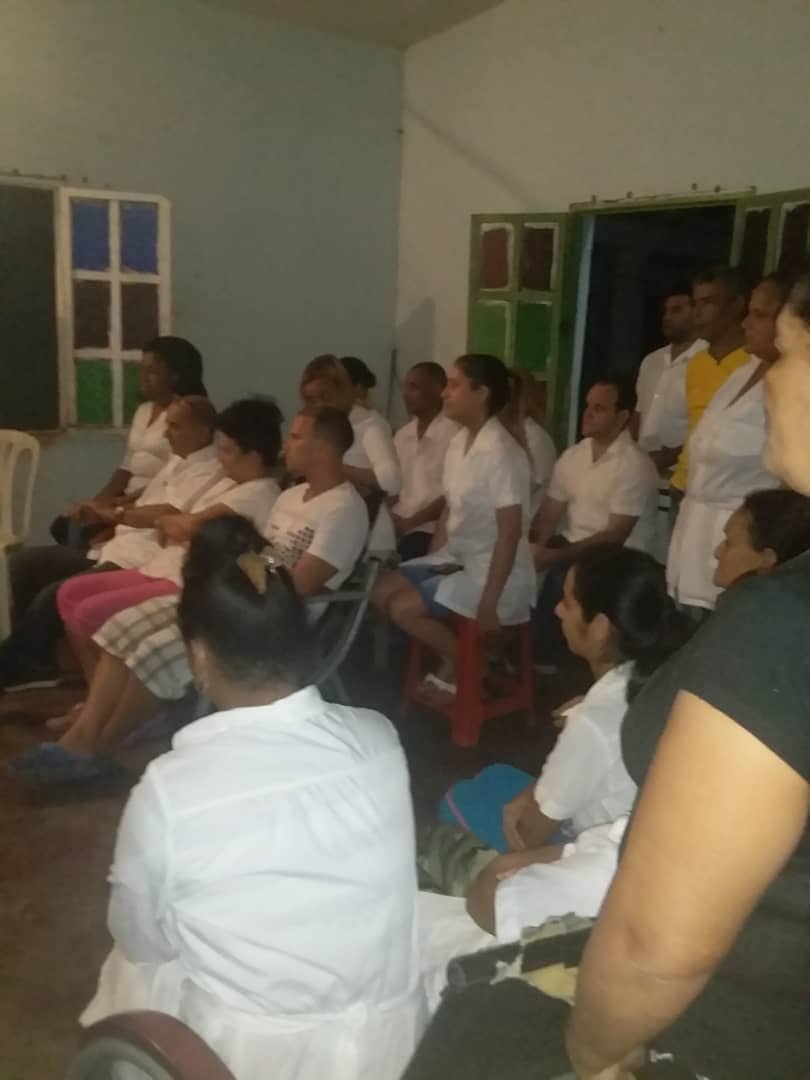 cubacooperaveAP's tweet photo. Los colaboradores de la Brigada Médica en el estado Apure siguio a traves de la TV cubana el desfile de las antorchas. #CubaEsSalud #CubaPorLaSalud #VamosPorMas #SomosContinuidad @AsistMedMMCV @CubacooperaVe https://t.co/3Ac33iy8hb