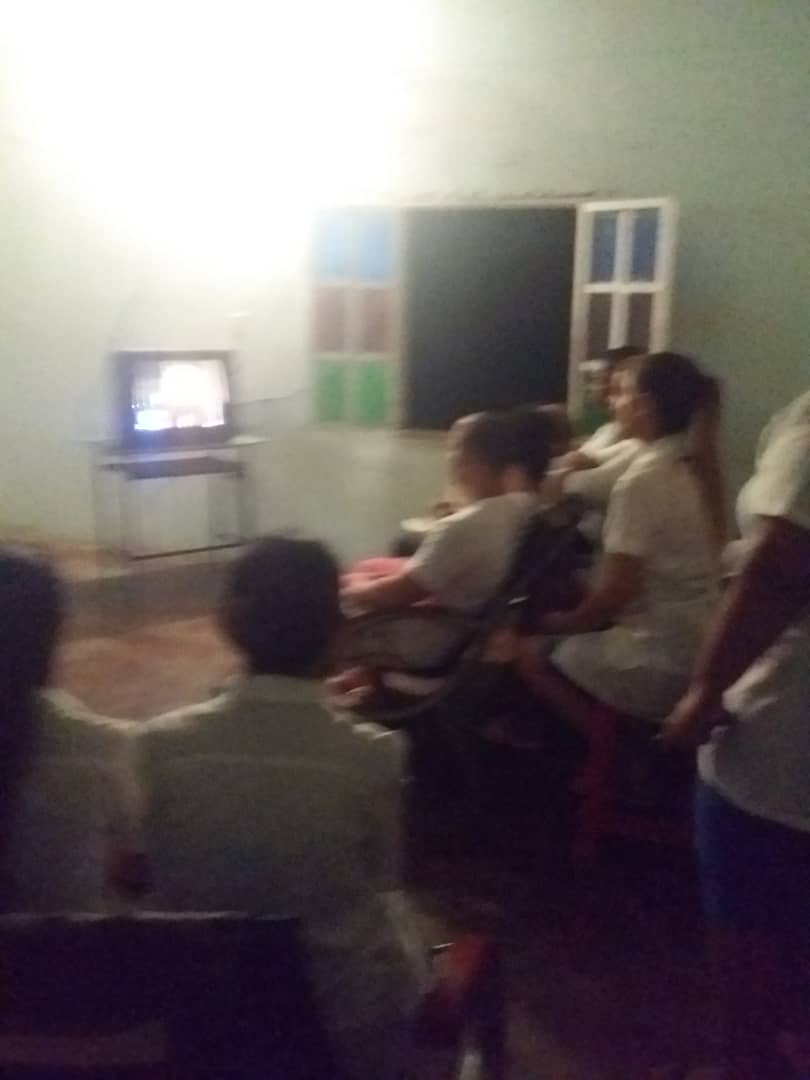 cubacooperaveAP's tweet photo. Los colaboradores de la Brigada Médica en el estado Apure siguio a traves de la TV cubana el desfile de las antorchas. #CubaEsSalud #CubaPorLaSalud #VamosPorMas #SomosContinuidad @AsistMedMMCV @CubacooperaVe https://t.co/3Ac33iy8hb
