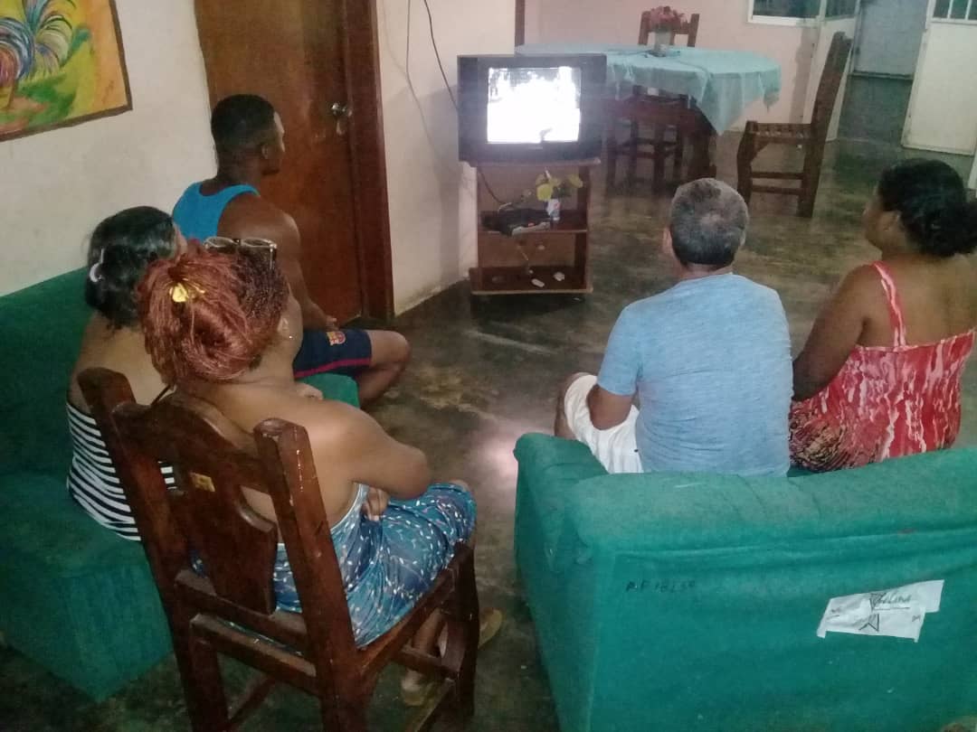 cubacooperaveAP's tweet photo. Los colaboradores de la Brigada Médica en el estado Apure siguio a traves de la TV cubana el desfile de las antorchas. #CubaEsSalud #CubaPorLaSalud #VamosPorMas #SomosContinuidad @AsistMedMMCV @CubacooperaVe https://t.co/3Ac33iy8hb