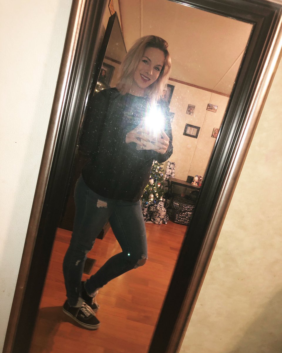 DaryanLynn's tweet photo. 🤷‍♀️ they both kinda fit https://t.co/ZrRlHhzspq