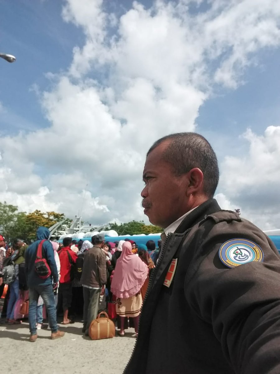 BKIPMWilkerRaha's tweet photo. Petugas tetap standbay Pengawasan pelabuhan laut raha, #OneHealthKIPM 
@HumasBKIPM 
@kkpgoid 
@Edhy_Prabowo 
@rinajanwar2201 
@arsal_azis 
@BKIPMBaubau https://t.co/ahx6lqHNwf