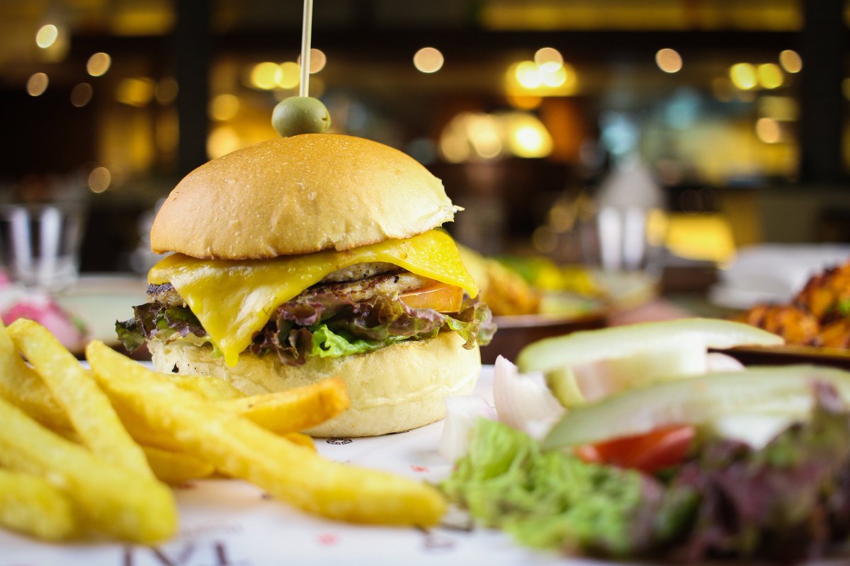 Vivanta_Goa's tweet photo. Looking for a quick snack? Come try out our delectable burgers at Latitude.
.
.
.
#goahotels #hotelsingoa #goagram #visitgoa #veryvivanta #vivantahotels #vivantagoa #panaji #staycation #vacaymode #asiancuisines #asianfood
#restaurantsofgoa
#gastronomy
#finedining https://t.co/5vcbJUyYU5