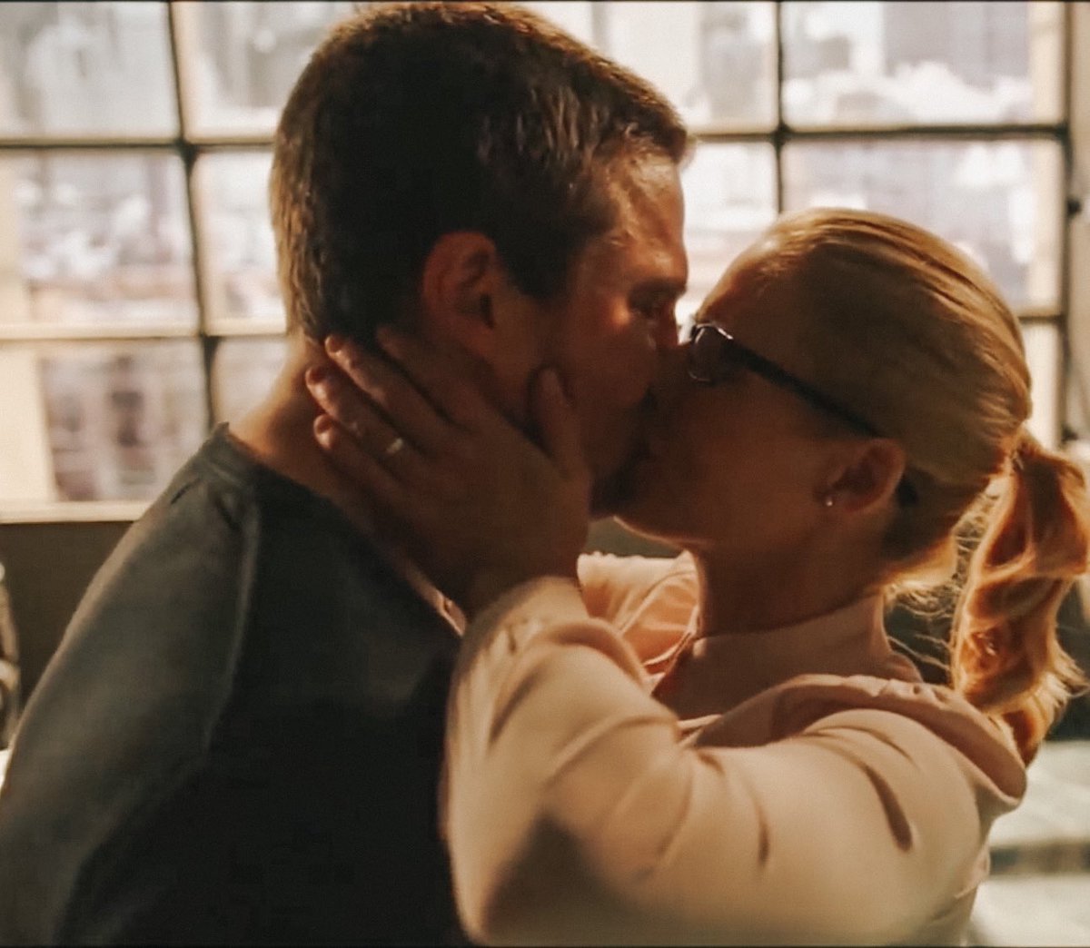 snarky_bee's tweet photo. When they put those rings on their fingers it wasn’t just for life—it was FOREVER. I don’t know it’s hitting me so hard, but seeing them wearing their wedding rings in the afterlife is just one of the softest, purest, most beautiful things I’ve ever seen. #OlicityForever https://t.co/bq69VZsKld