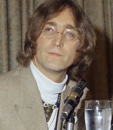 elifyolcuoglu's tweet photo. Lennon                                        Lennon https://t.co/33h7qa3BQl