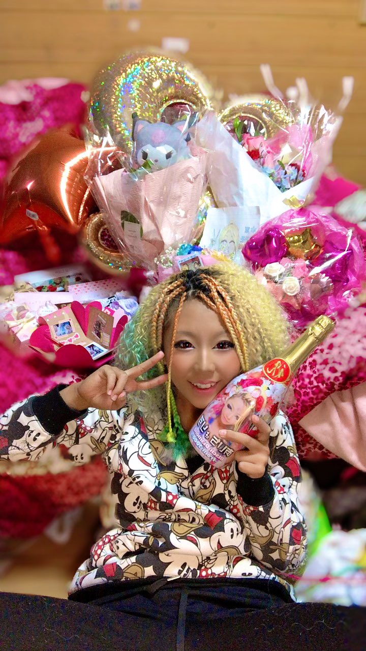 あいちょりす 卒業式で頂いた サプライズプレゼント達 メンバーからの思い出が詰まった寄せ書き 大好きな先輩と大切なファンの人達 からのフラワースタンドや花束達 気持ちの込もった手紙やイラスト 更に手作りフォトブック 沢山の愛を有難う