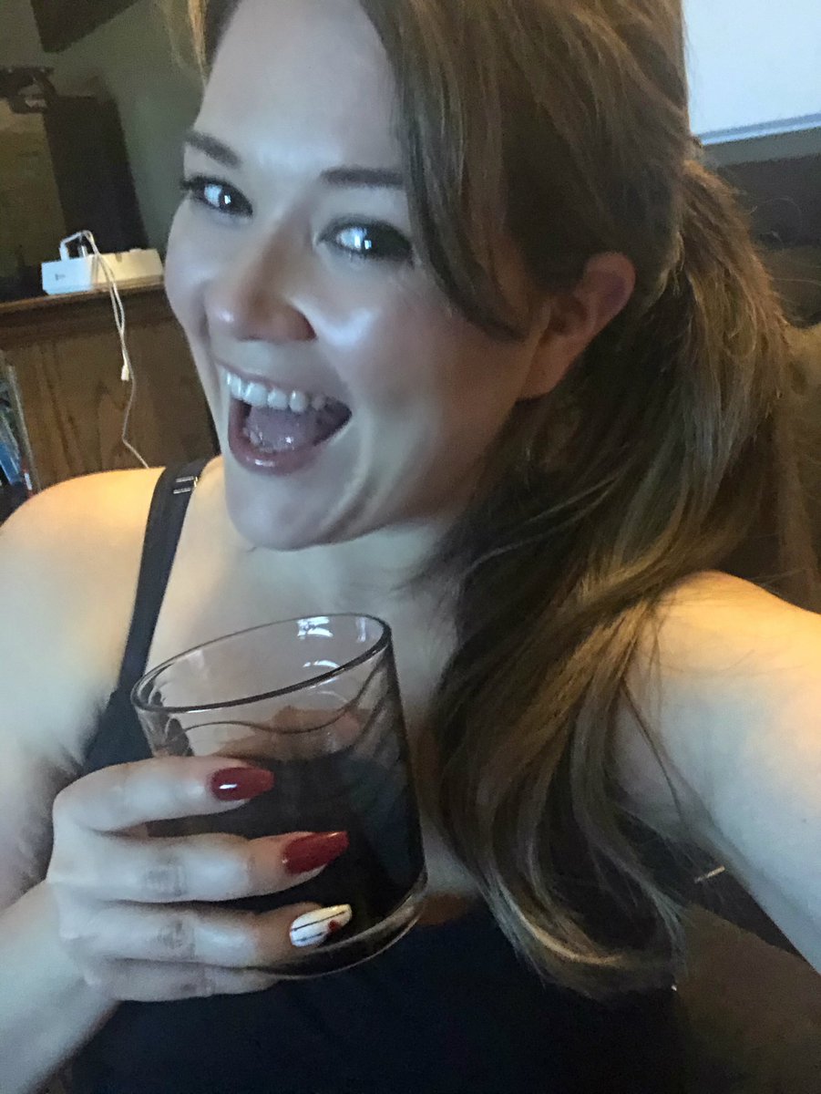 ChantaeRenee's tweet photo. @powelljolie #yassqueen #cheers https://t.co/TxF3HPtaoQ