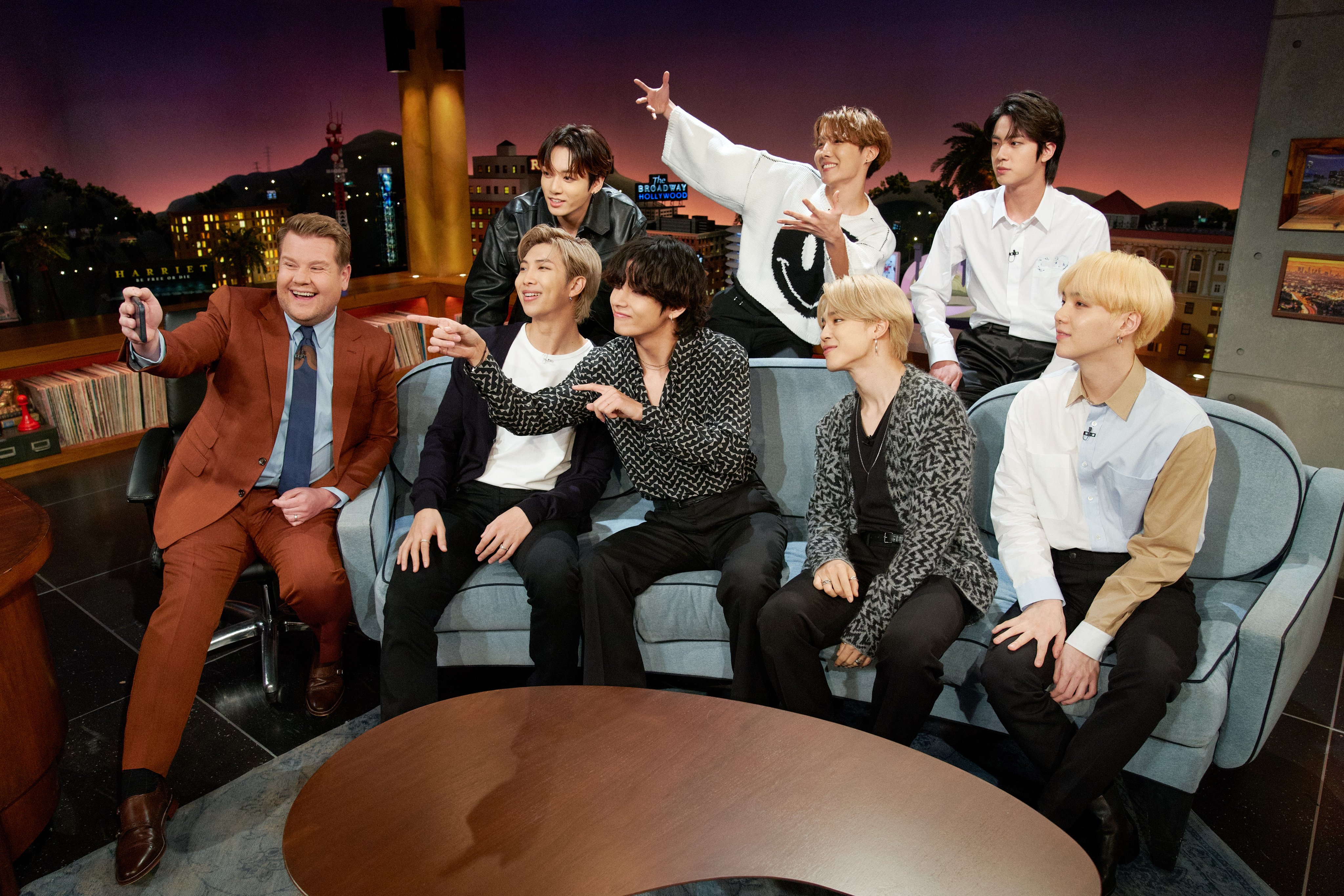 BTS selfie bersama James Corden saat menghadiri The Late Late Show.
