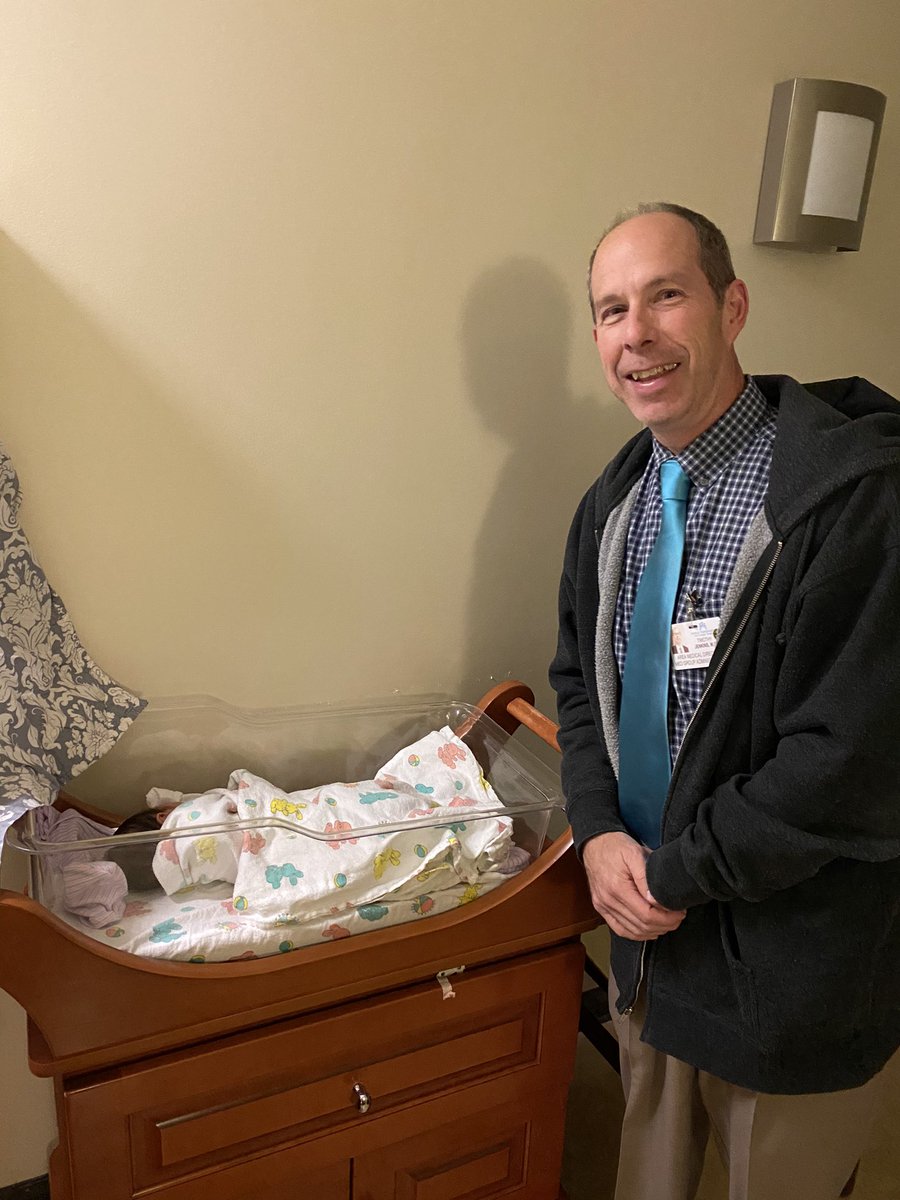 KIDneysMD's tweet photo. Baby #AvaMyleeTong got a special guest today! Thanks @TimothyDanielJ2 for visiting Ava @KPSanBernardino #whostheboss #AvaIs @conniechinrn https://t.co/rGeGwET7ZR