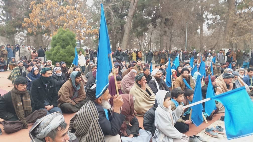 PSpeacemovement's tweet photo. پر ملکي خلګو برید پر سولي برید دی
د سولي ولسي حرکت بلخ کي پر ملکي خلګو د هوایي برید په غبرګون پراخ لاریون ترسره کړ.
ددې حرکت غړي وایې: پر ملکي خلګو برید د سولي پر روانو هڅو برید دی.
#PPM #peoplepeacemovement #ceasefire #afghanpeacemarch #helmand2kabul #
#Helmandtohelmand https://t.co/vLv8etWZ7z