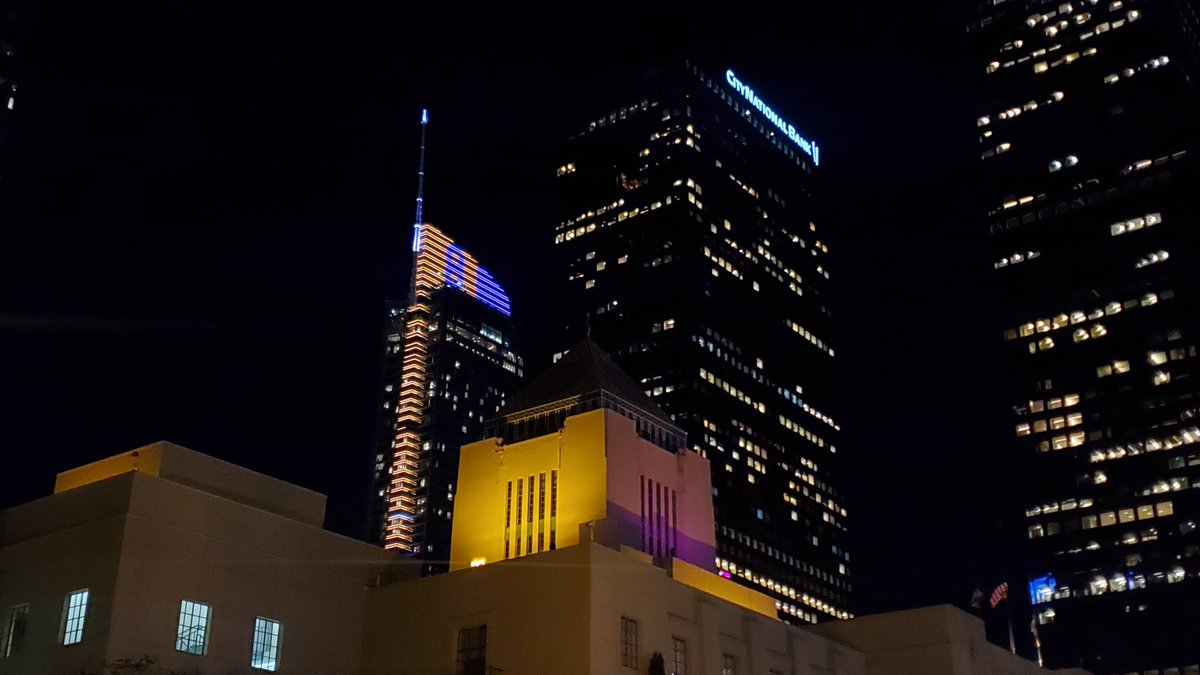 GoingPlacesLA's tweet photo. The city of angels pays tribute
#RIPKobe #LosAngeles #Lakers #ThankYouKobe

@metrolosangeles @Lakers @LAPublicLibrary @LACity @HanoverDisplays @InterConLA @newflyer https://t.co/16KhN8t8Tm