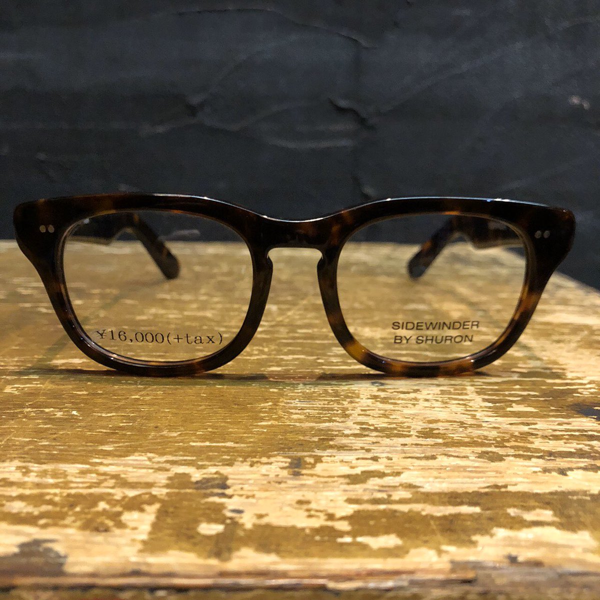 MonkeyFlipRubeR's tweet photo. SHURON
SIDEWINDER demi amber
¥19,000(+tax)
ややボリューム感のある定番なセルフレーム。
カシメ飾り部分の鋲がよりクラシック感を演出してくれます。
#眼鏡 #名古屋 #大須 #SHURON #お洒落 https://t.co/FnzfVm9VbJ