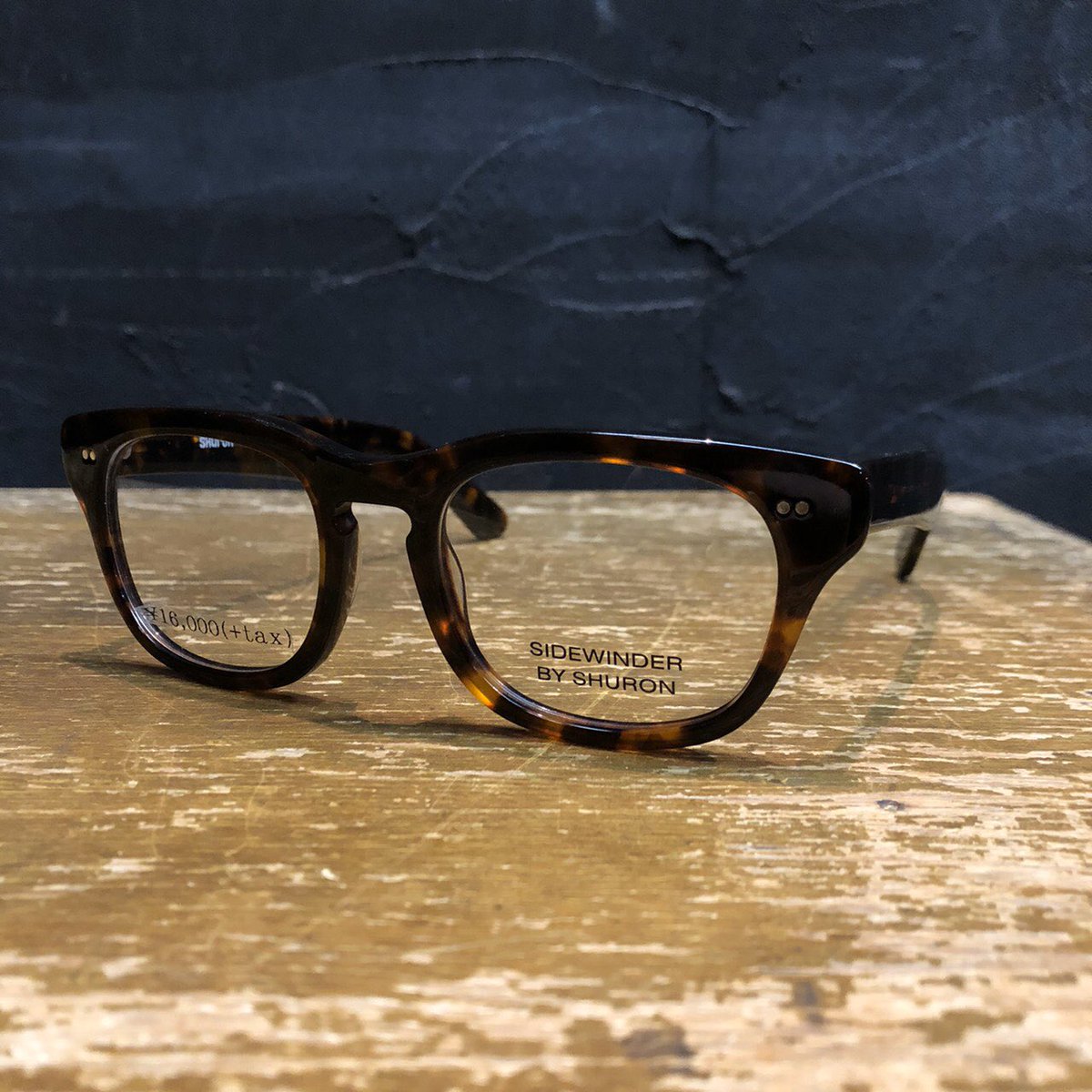 MonkeyFlipRubeR's tweet photo. SHURON
SIDEWINDER demi amber
¥19,000(+tax)
ややボリューム感のある定番なセルフレーム。
カシメ飾り部分の鋲がよりクラシック感を演出してくれます。
#眼鏡 #名古屋 #大須 #SHURON #お洒落 https://t.co/FnzfVm9VbJ