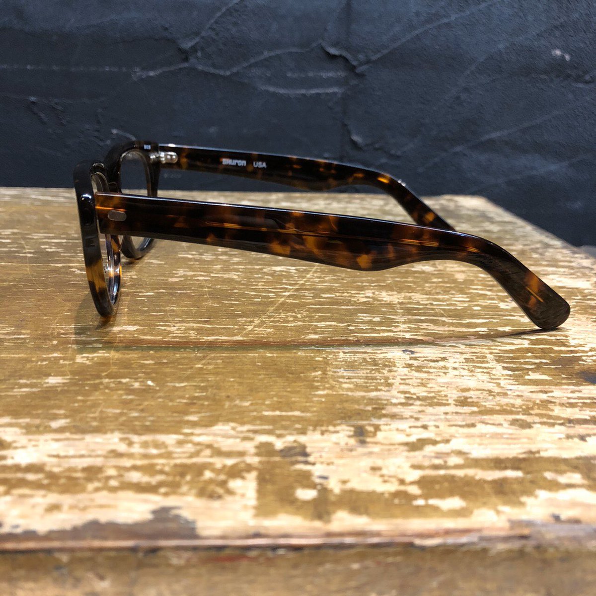 MonkeyFlipRubeR's tweet photo. SHURON
SIDEWINDER demi amber
¥19,000(+tax)
ややボリューム感のある定番なセルフレーム。
カシメ飾り部分の鋲がよりクラシック感を演出してくれます。
#眼鏡 #名古屋 #大須 #SHURON #お洒落 https://t.co/FnzfVm9VbJ
