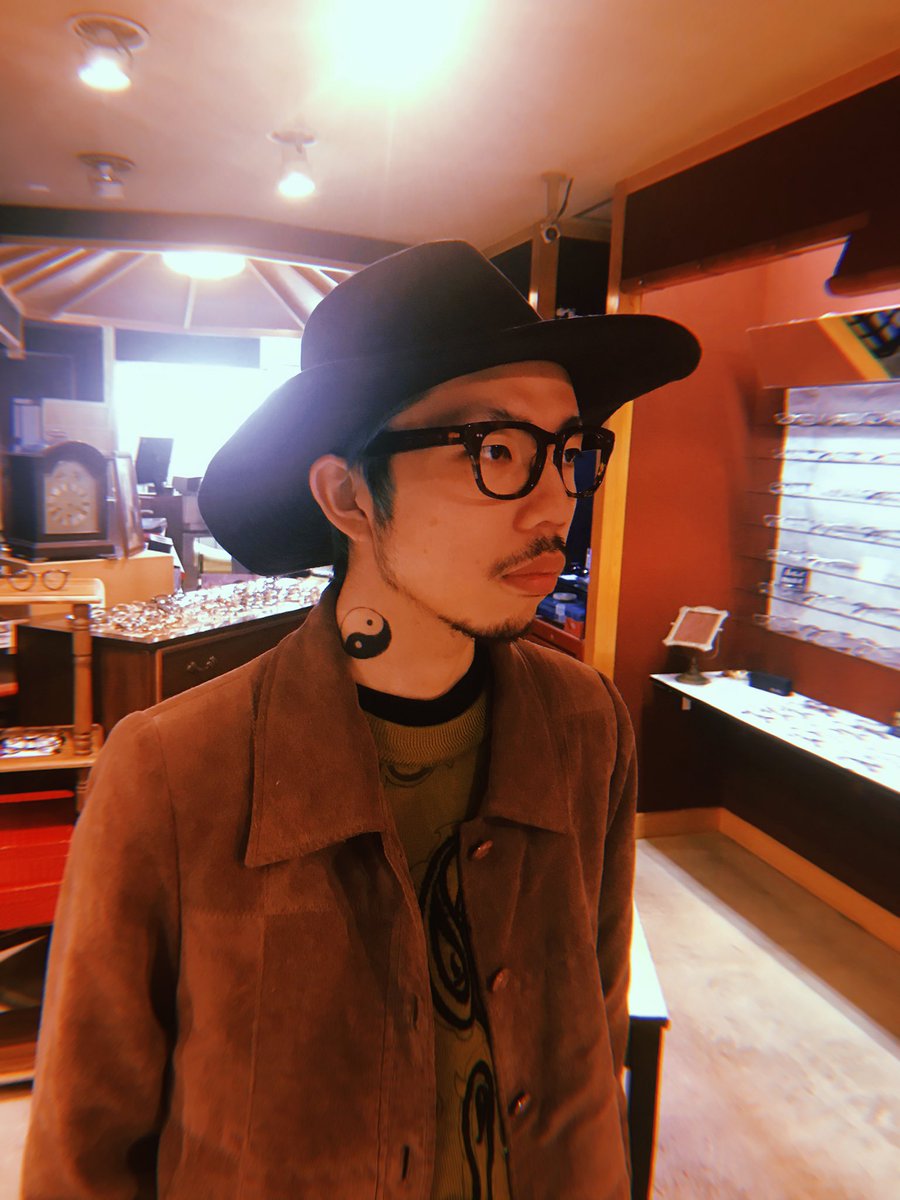 MonkeyFlipRubeR's tweet photo. SHURON
SIDEWINDER demi amber
¥19,000(+tax)
ややボリューム感のある定番なセルフレーム。
カシメ飾り部分の鋲がよりクラシック感を演出してくれます。
#眼鏡 #名古屋 #大須 #SHURON #お洒落 https://t.co/FnzfVm9VbJ