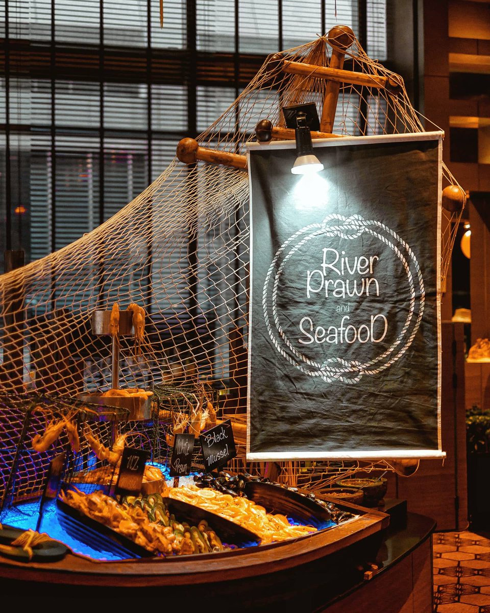 FirexJourney's tweet photo. 🦐🦀 บุฟเฟ่ต์กุ้งแม่น้ำเผา ปูม้า อาหารทะเล ที่ Novotel Ploenchit BTS เพลินจิต ลดราคาจากหัวละ 1,699++ เหลือ 1,091 บาทเน็ตครับพี่ 🤩 รวมเครื่องดื่ม ของหวาน ไอติม อาหารนานาชาติ มีเฉพาะวันอาทิตย์ - พฤหัส พาแฟนไปเดท แกะกุ้งแกะปูให้กันหนุงหนิงจะตายครับบบ~🥰❤ https://t.co/nhPYuKIdLx