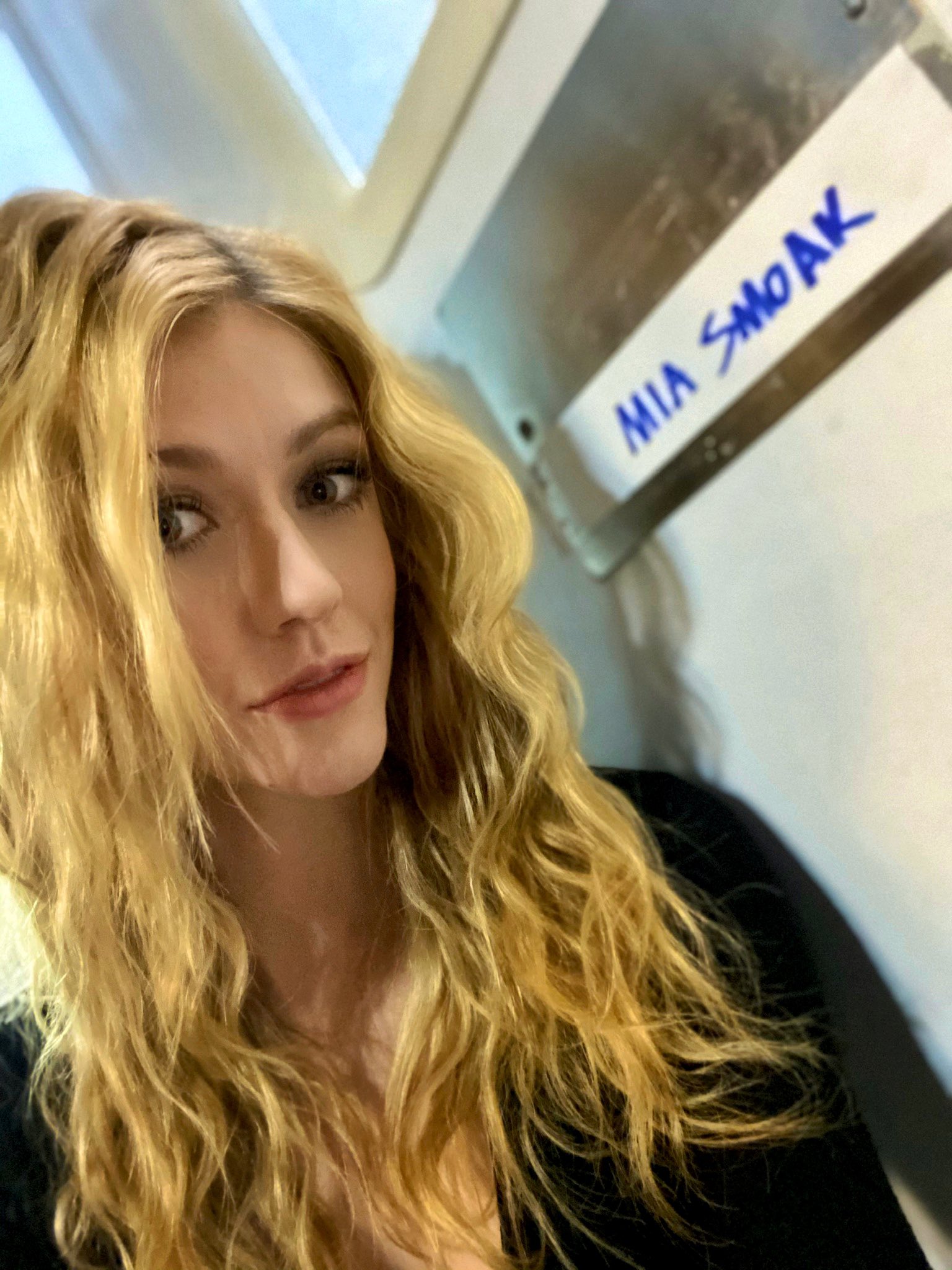 Katherine McNamara on Twitter: "Thank you, Mia Smoak-Queen... Here's to the  #GreenArrow, to #Olicity, and to the future, whatever it may hold.  #arrowseriesfinale #greenarrow #olicity #miasmoak #miaqueen #olicitybaby # arrow #thefinalbow #arrowfinale ...