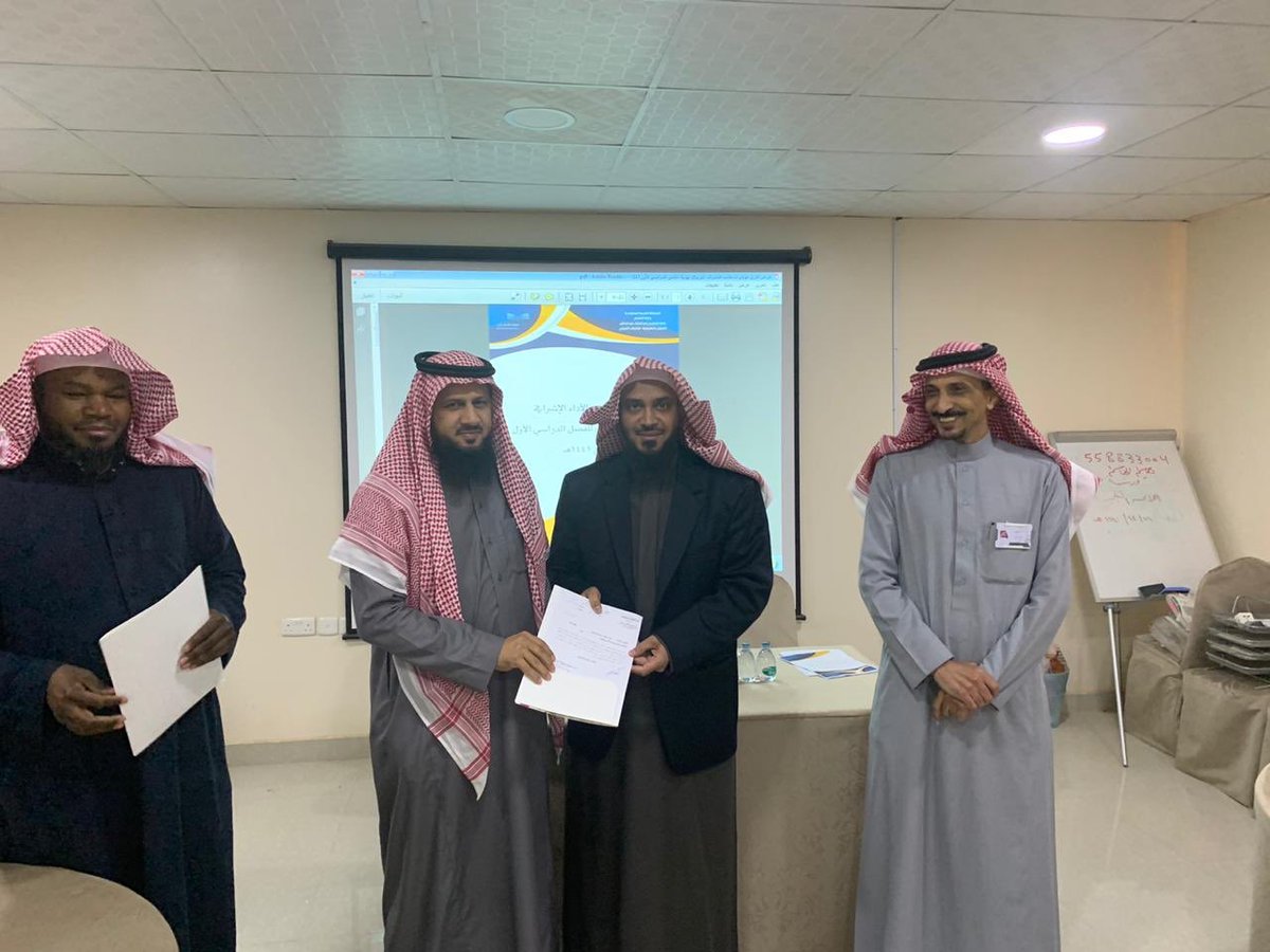 Sciencehfr's tweet photo. تكريم  الزملاء المميزين في الأعلى  تفعيل لبوابة المستقبل من قبل سعادة مدير التعليم بمحافظة حفر الباطن والمساعد للشؤون التعليميه وبحضور مدير الإشراف التربوي ، وهم :
الأستاذ / محمد عويض المطيري 
الأستاذ / نادر محمد الشمري 
الأستاذ / خلف مطلق الجميلي https://t.co/HoPHaaaj8T