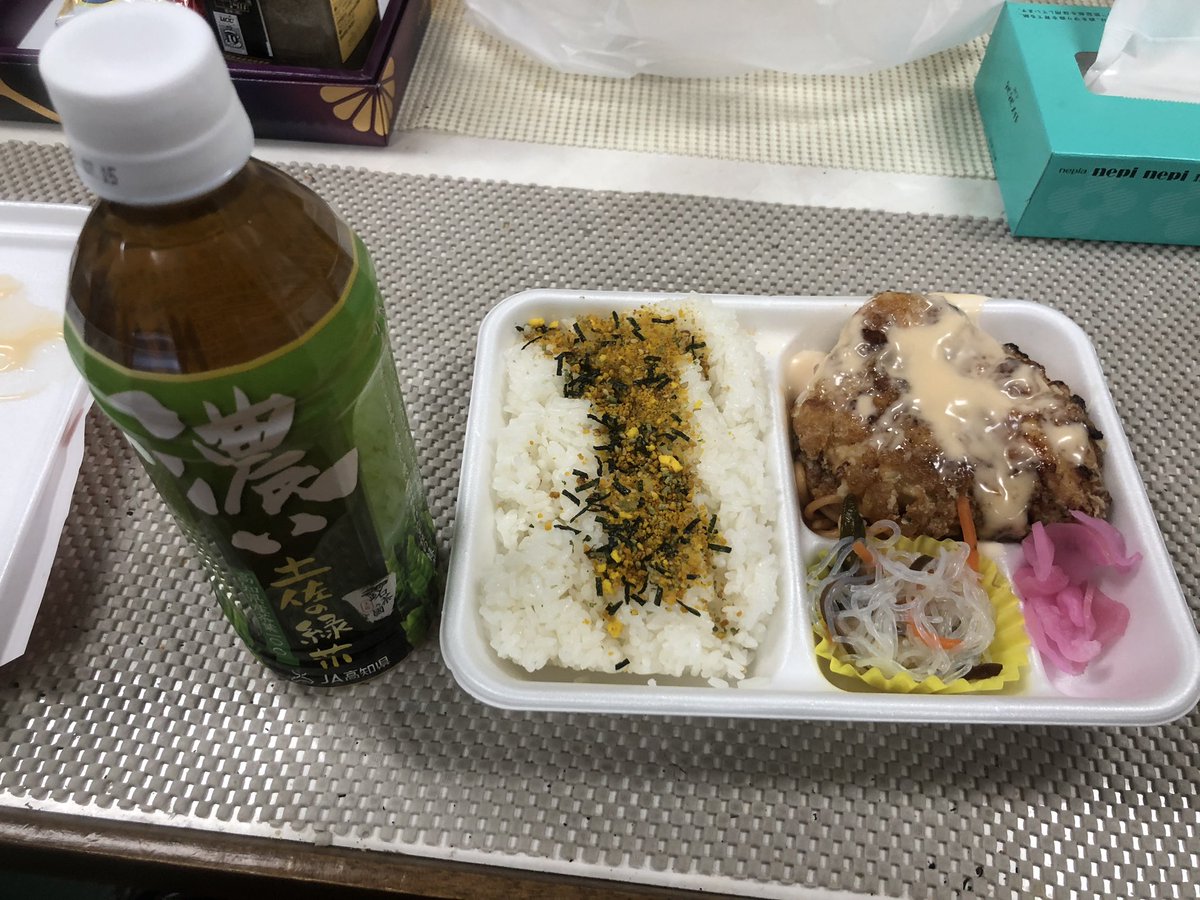 takabo77's tweet image. After entering Kochi Port, I bought a bento and ate.
 I bought a chicken nanban bento because it was recommended, but the sauce was not tartar sauce lol
 But it was delicious.

#chickennanbandon #lunch #kochiport