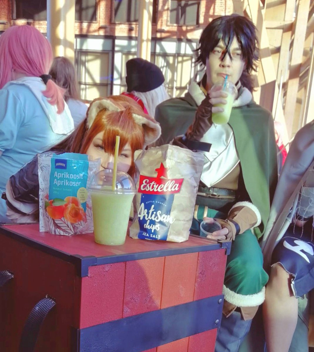 pi4ch's tweet photo. He protec `•.¸¸.•´´¯`••._.•
•._.••´¯``•.She attac
But most importantly:
•._.••´¯``•first we snac•´´¯`••._.•
#desucon #desuconfrostbite
#risingoftheshieldhero #cosplay #heprotec https://t.co/hwaaoDRCRR