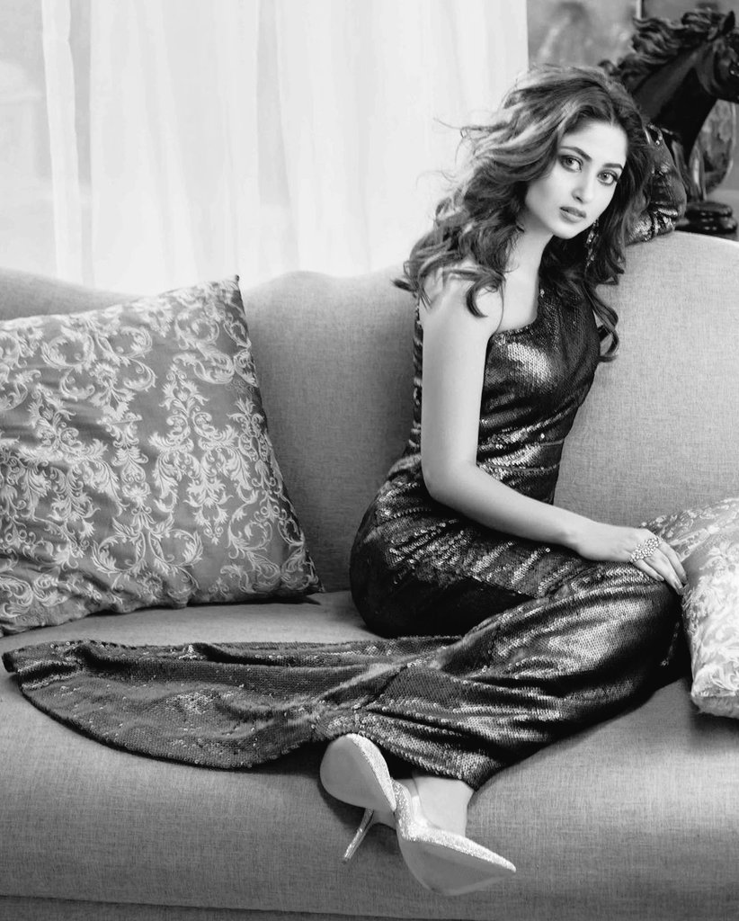 sadiano27365439's tweet photo. Stunner ❤️🌹🥵
.
@Iamsajalali the powerhouse of talent talks about her TV plays, her film Mom, finding true love and her plans for the future•••• ❤️🔥📰
#okpakistan
#okmagazine https://t.co/WAcqoN1Hkv