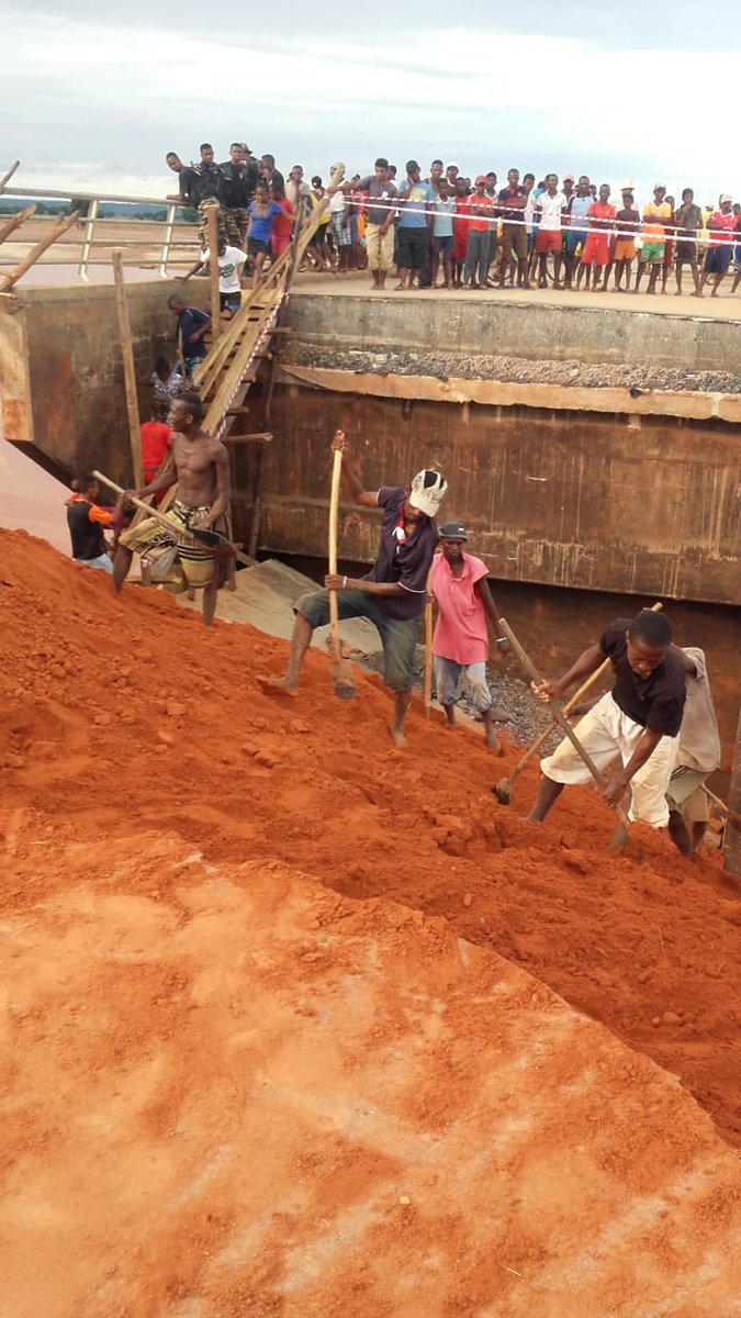 HRahaingo's tweet photo. #MAHTP #RN6 - La réparation du pont #Mahajamba au PK30+90 sur la RN6 a débuté dans l'après midi du mardi 28 janvier 2020. Le rétablissement de la circulation devra se faire dans les 72 h au plus tard. https://t.co/d3XuIpnHTG