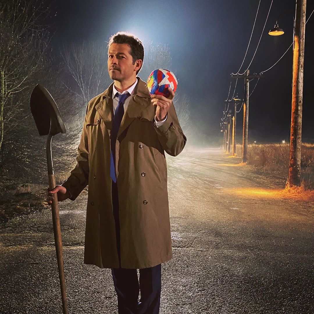 Misha Collins (@mishacollins) on Twitter photo Working with my favorite scene partner tonight... This little ball of joy. (<a href="/spntapeball/">Spn Tape Ball</a>) Working with my favorite scene partner tonight... This little ball of joy. (<a href="/spntapeball/">Spn Tape Ball</a>)