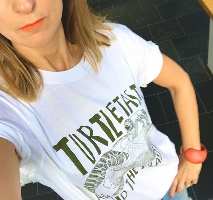 StoreFrankly's tweet photo. Turtletastic Avoid The Plastic 🐢 ‘We need to step back &amp; start re-writing the damage we’ve done’. Artist David Spencer. Love all of @arthouse_unlimited designs but this has to be one of my favs 🙌🏼.
#savetheseaturtles #turtletastic #avoidplastic #turtletastic #franklystore https://t.co/BuVgS4OpZ3