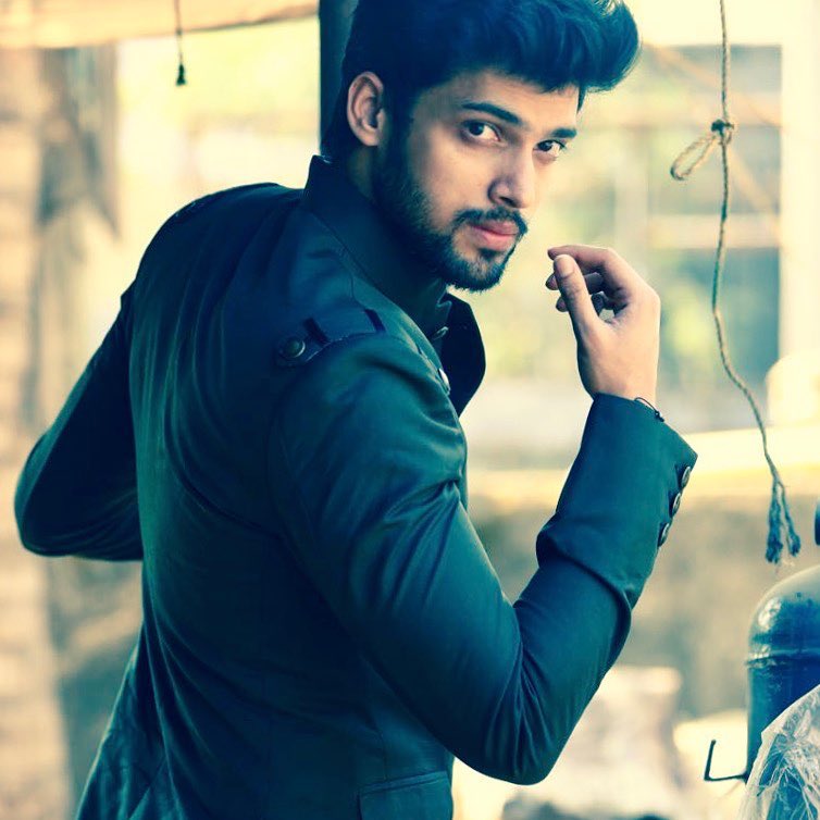 Nancyy278's tweet photo. I so loveee this pic😍😍😍😍that look and him in beard 😍😍
One of my fav 😍
Parth in Beard>>>>>>>>
#ParthSamthaan #beardyboy https://t.co/VK0s7mSxMn
