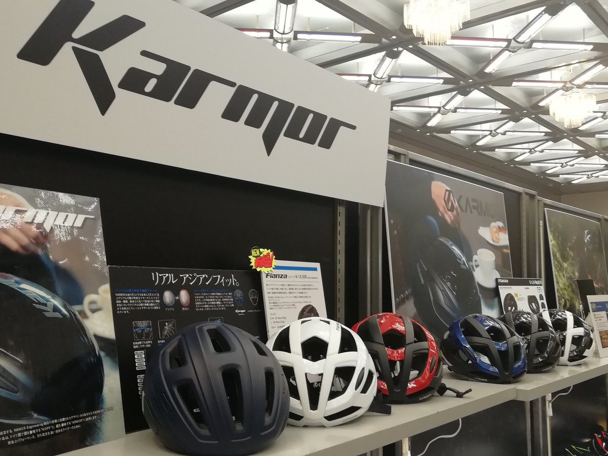 ITAMIKANZAKI's tweet photo. アジア人の頭にスーパーフィットすると巷で噂のカーマーのヘルメットを見てきました!
OGKよりもさらに深いんじゃないかってぐらい深いフィット感があります。
3、4枚目のかっこいいヘルメットの特価品が近日イタカンに着弾予定ですよ😄
#イタカン
#KARMOR
#リアルアジアンフィット https://t.co/yo9NklQMiA