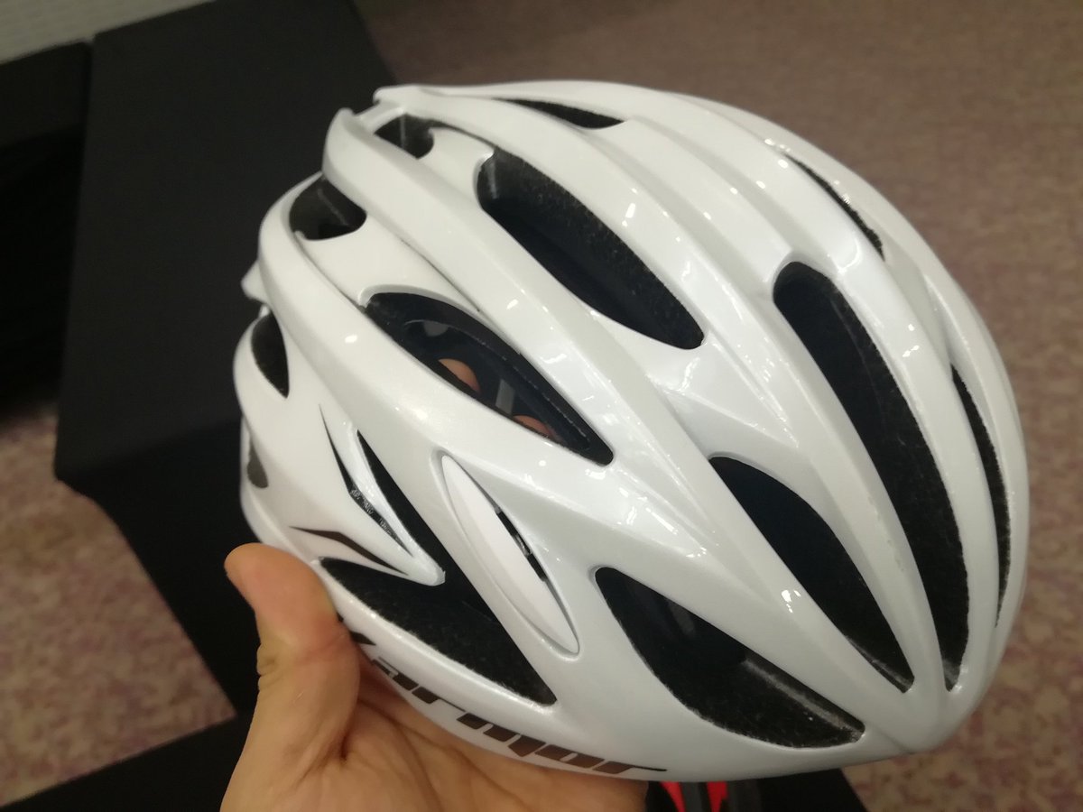 ITAMIKANZAKI's tweet photo. アジア人の頭にスーパーフィットすると巷で噂のカーマーのヘルメットを見てきました!
OGKよりもさらに深いんじゃないかってぐらい深いフィット感があります。
3、4枚目のかっこいいヘルメットの特価品が近日イタカンに着弾予定ですよ😄
#イタカン
#KARMOR
#リアルアジアンフィット https://t.co/yo9NklQMiA