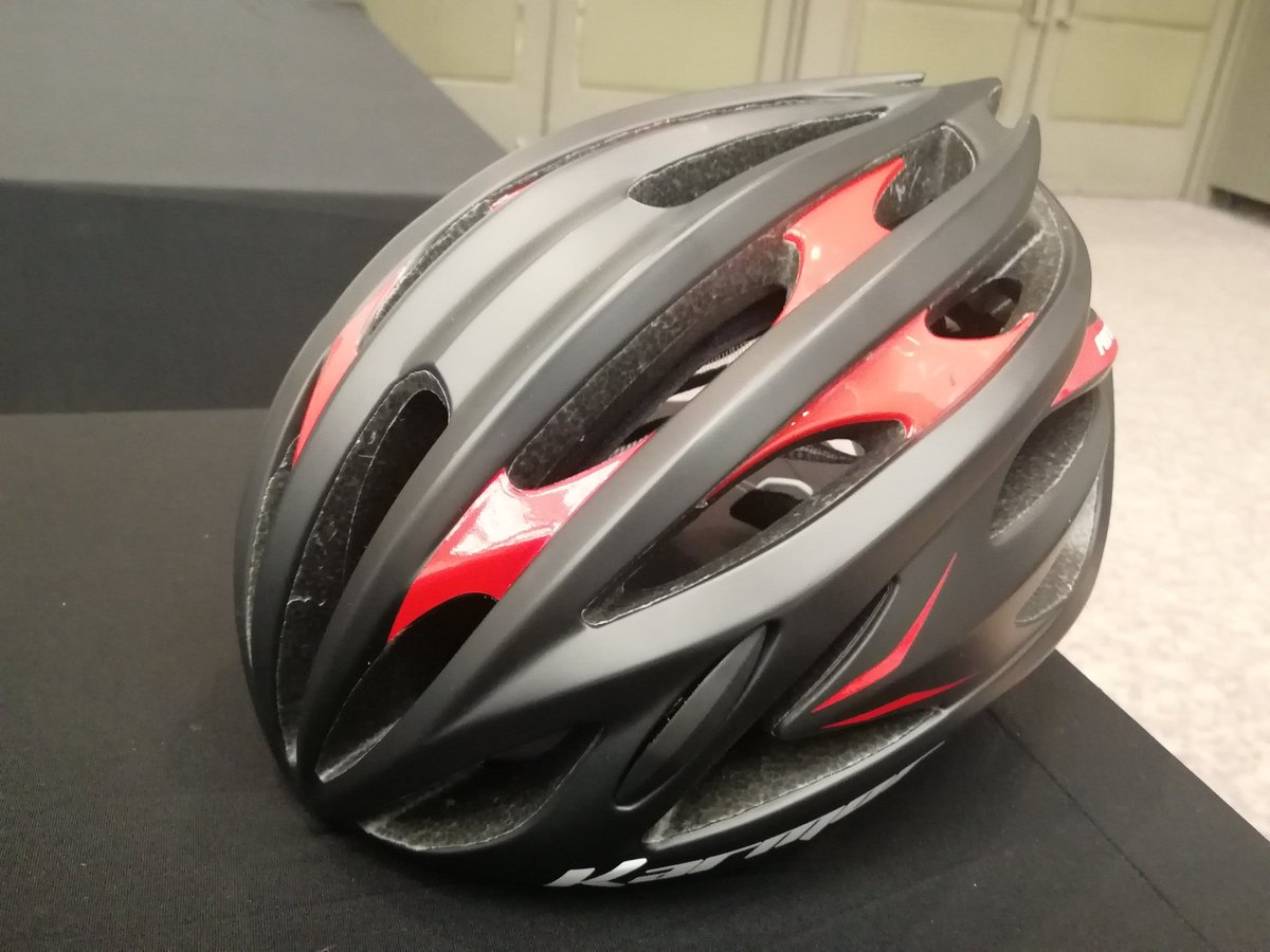 ITAMIKANZAKI's tweet photo. アジア人の頭にスーパーフィットすると巷で噂のカーマーのヘルメットを見てきました!
OGKよりもさらに深いんじゃないかってぐらい深いフィット感があります。
3、4枚目のかっこいいヘルメットの特価品が近日イタカンに着弾予定ですよ😄
#イタカン
#KARMOR
#リアルアジアンフィット https://t.co/yo9NklQMiA