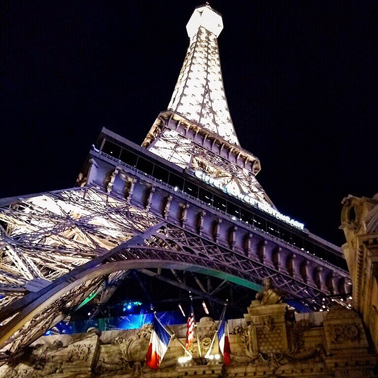 HeliosHollywood's tweet photo. Having a #tourist #moment @ParisVegas #🇫🇷 #🇺🇸 #📷 

#ParisLasVegas #LasVegas #Hotel #Casino #Resort #EiffelTower #Photography #Art #JustGoShoot #Aesthetics #PicOfTheDay #VisualArt #ThroughTheLens #Snapshot #Exposure #PhotographyIsLife #ForeverInParis
#HELIOSHOLLYWOODLIFE 👈😎👍 https://t.co/gxRnKdNg4u
