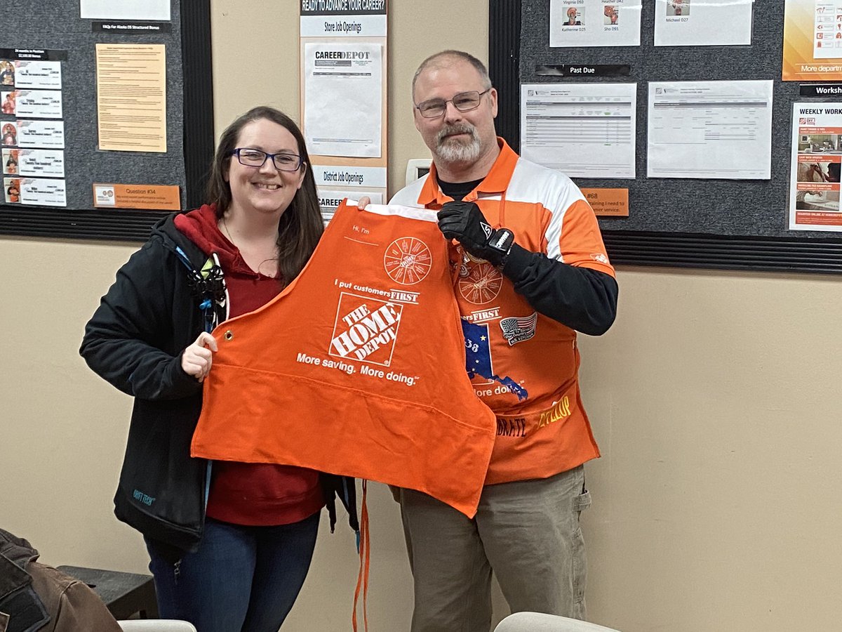 ScoobyDavis's tweet photo. Apron presentation at 8938 for our 4 newest associates. Welcome to the team Emilee (D90), Crystal (D90), Kyrsten (D31), and Garrett (D21). Can’t wait to start working with you all. https://t.co/CT8bFAnaB8