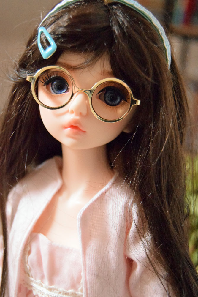 _pasticcina's tweet photo. Those glasses suit her so well! Do you prefer Lumi with or without them?
.
#daydreamdoll #daydreamgrace #customdoll #bjd #bjdhobby #toyphotography #moment_doll #うちのこかわいい #bjdportrait https://t.co/DXrQqOyIqj