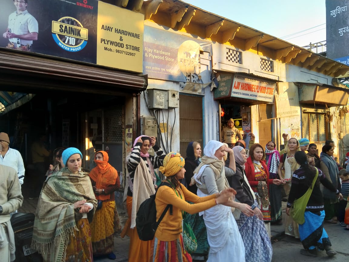 vihe_vbn's tweet photo. VIHE students join the newly formed Vrndavana Sankirtana party on the weekly Saturday Maha harinama through the streets of Vrndavana town. Once a month, the Harinama concludes with a prasada feast at the VIHE. https://t.co/VxLzLCm1D6