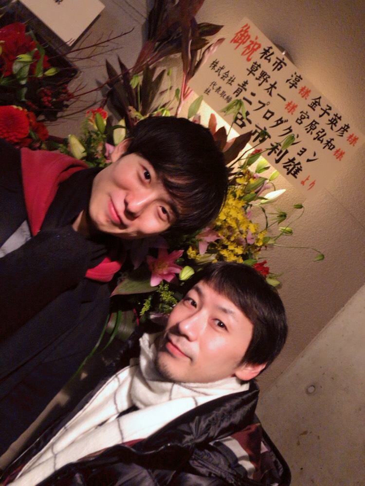 hiro_daifugo's tweet photo. まだのせてなかったのをのせよー！

２の時のまよなかのみんなと！！この話またやりてーなー。

challenge公演のコクハクチ。メンバー。相変わらずお上品なまぽん(笑)

事務所がお花を送ってくださったので、草野くんと！！ありがとうございます！！

#Hash4
#迷探偵M https://t.co/tKIKBwlUyf