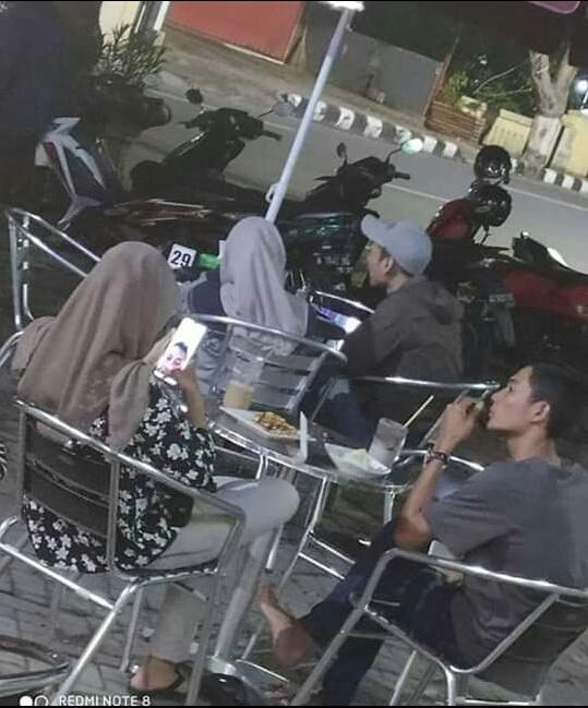 Gimana kalo kamu diposisi dia? 

Aku: Tak tinggal ngiseng.