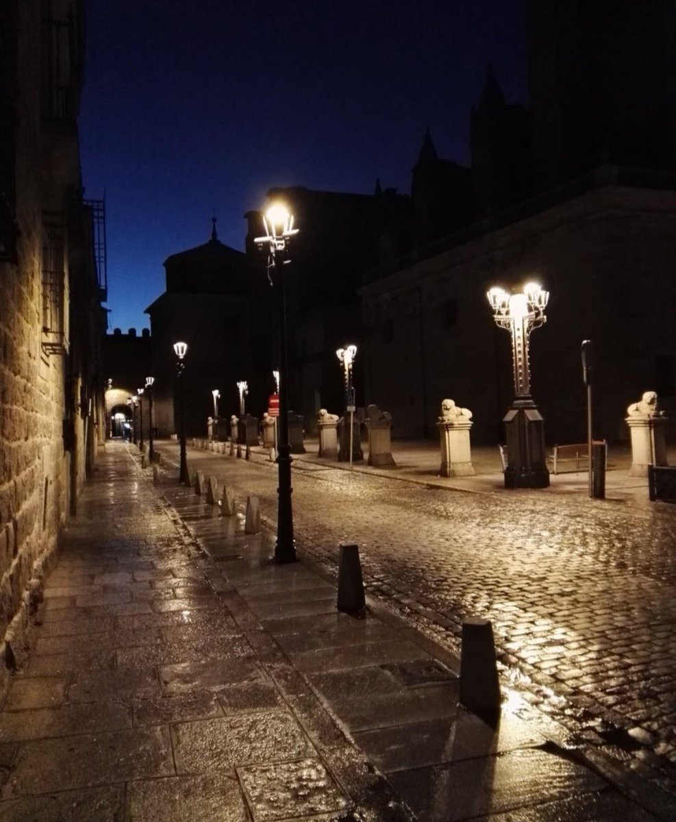 BibloSire's tweet photo. #TalDiaComoHoy no recuerdo lo que hacía pero si dónde estaba...amanece en #Ávila por mi acera favorita, la de la #Biblioteca, y el edificio de Correos frente a la catedral #ContigoEstare #ÁvilaCity https://t.co/izaEiJzpgb