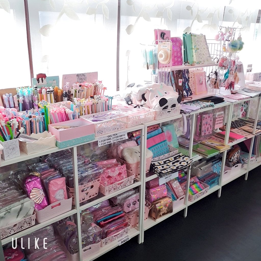 anisnanajihah's tweet photo. Salam semua nak minta tolong RT untuk rezeki saya.Butik vendor twinklesky ,hampir 4 tahun beroperasi di bukit jelutong shah alam tapi lately bisnes slow. Macam2 barang kami ada jual dari barang unicorn,baju,lashes, kpop merchandise,lightstick,squishy, kasut ,phone case, bag &amp; jam https://t.co/FYgUJp9VY2