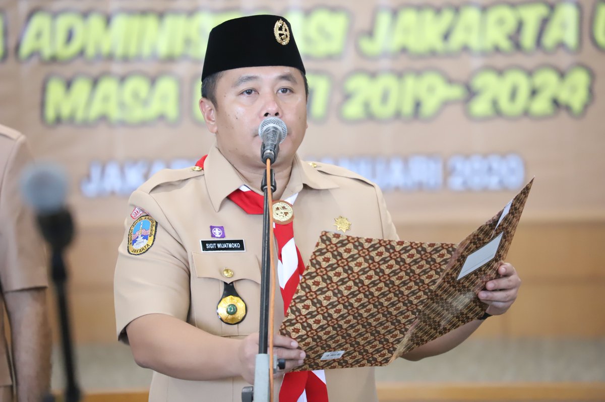 Wali Kota Jakarta Utara hadiri pengukuhan Majelis pembimbing dan Pengurus Kwartir Cabang Pramuka Jakarta Utara masa bakti 2019-2024, di Lantai 14 Ruang Bahari Kantor Wali Kota Jakarta Utara, Rabu (29/1). 
<a href="/aniesbaswedan/">Anies Rasyid Baswedan</a> <a href="/DKIJakarta/">Pemprov DKI Jakarta</a> <a href="/bangAli_MH/">Ali Maulana Hakim</a>