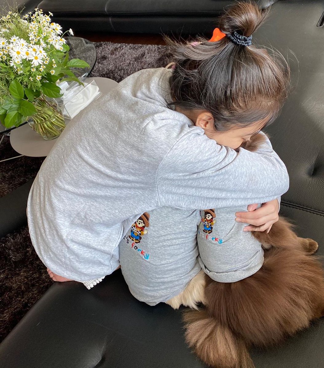 NEWSJENNlE's tweet photo. [INSTAGRAM] 200129 Jennie (jennierubyjane) updated!

"The fam"

🔗https://t.co/x8oUTQojq6

#BLACKPINK #블랙핑크
#JENNIE #제니 @ygofficialblink https://t.co/DxN3eQDihC