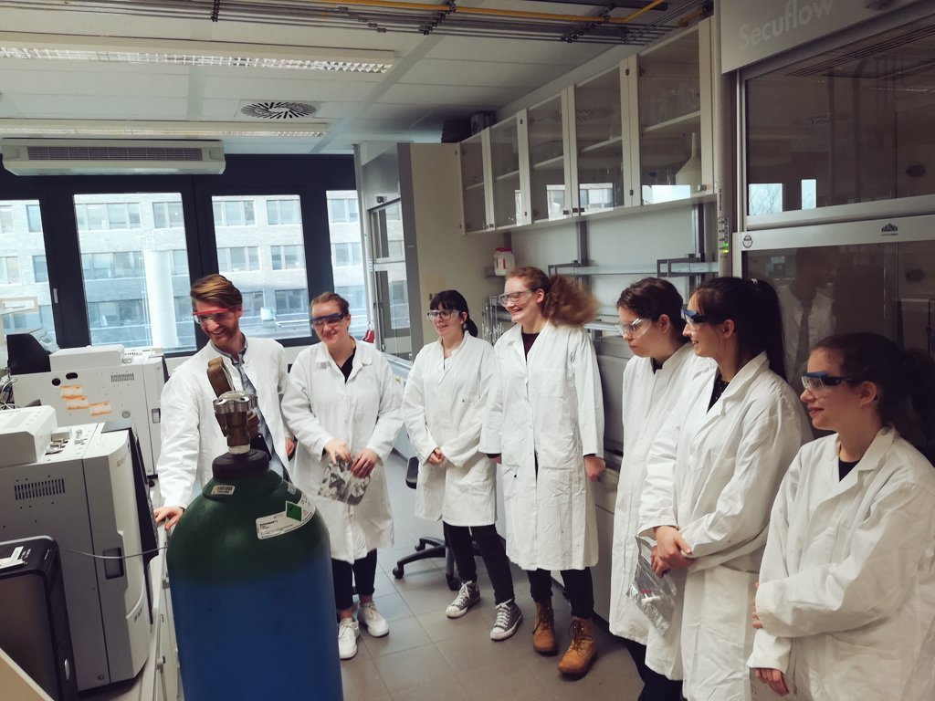 malte_ernst's tweet photo. Meine @jugend_forscht - Projektteams gestern mit mir im Labor für analytische #Chemie der @unidue zur Analyse ihrer Biogasproben auf #H2. Die #Kooperation mit dem Labor ist Teil meines #MINTbildungsnetzwerks. @mint_ec @fch_go @chemieverband @komm_mach_mint @BW_NRW @wissensschule https://t.co/52NGAfXMq9